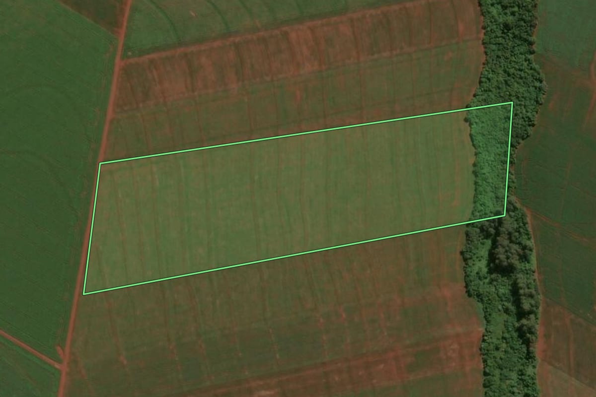 Imagem de satélite do imóvel rural em Assis Chateaubriand (PR), com o contorno declarado no CAR desenhado por cima.