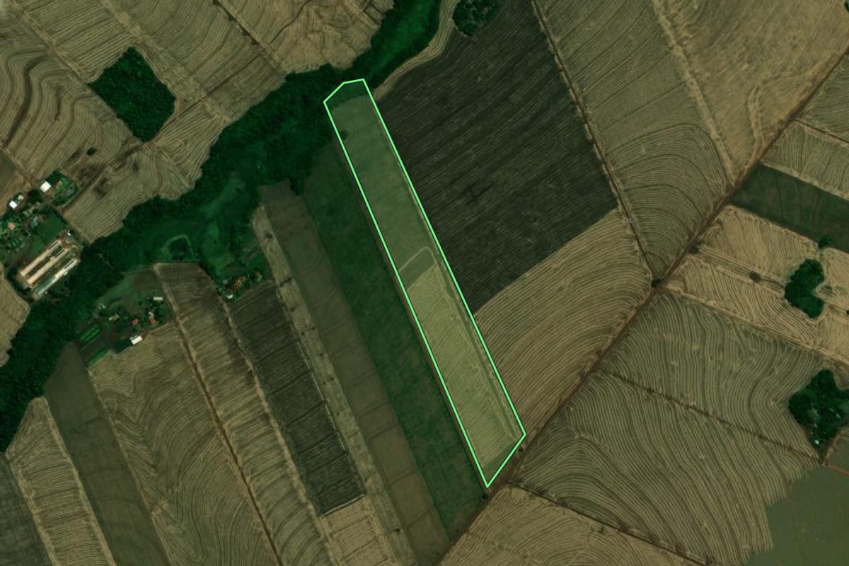 Imagem de satélite do imóvel rural em Assis Chateaubriand (PR), com o contorno declarado no CAR desenhado por cima.