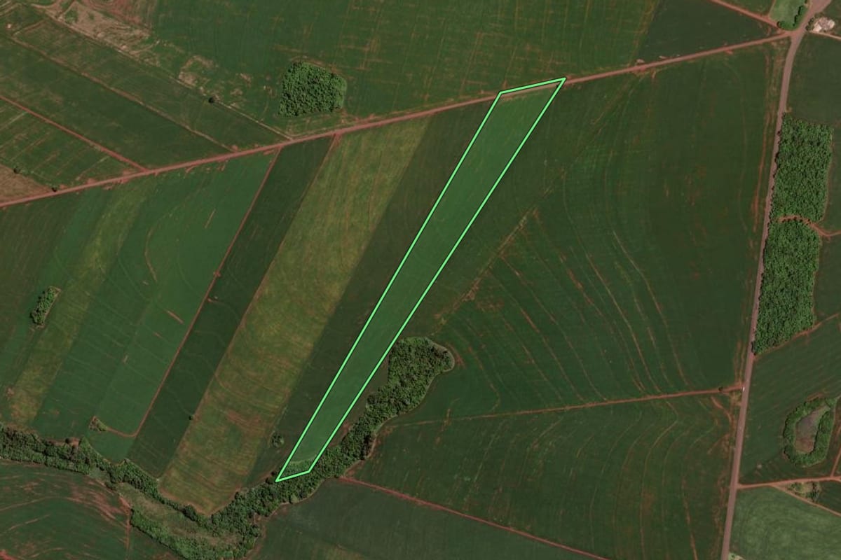 Imagem de satélite do imóvel rural em Assis Chateaubriand (PR), com o contorno declarado no CAR desenhado por cima.