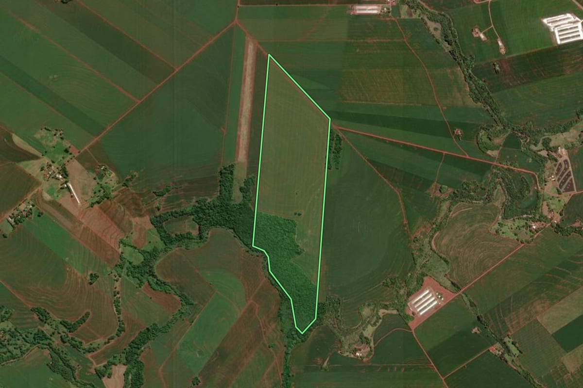 Imagem de satélite do imóvel rural em Assis Chateaubriand (PR), com o contorno declarado no CAR desenhado por cima.
