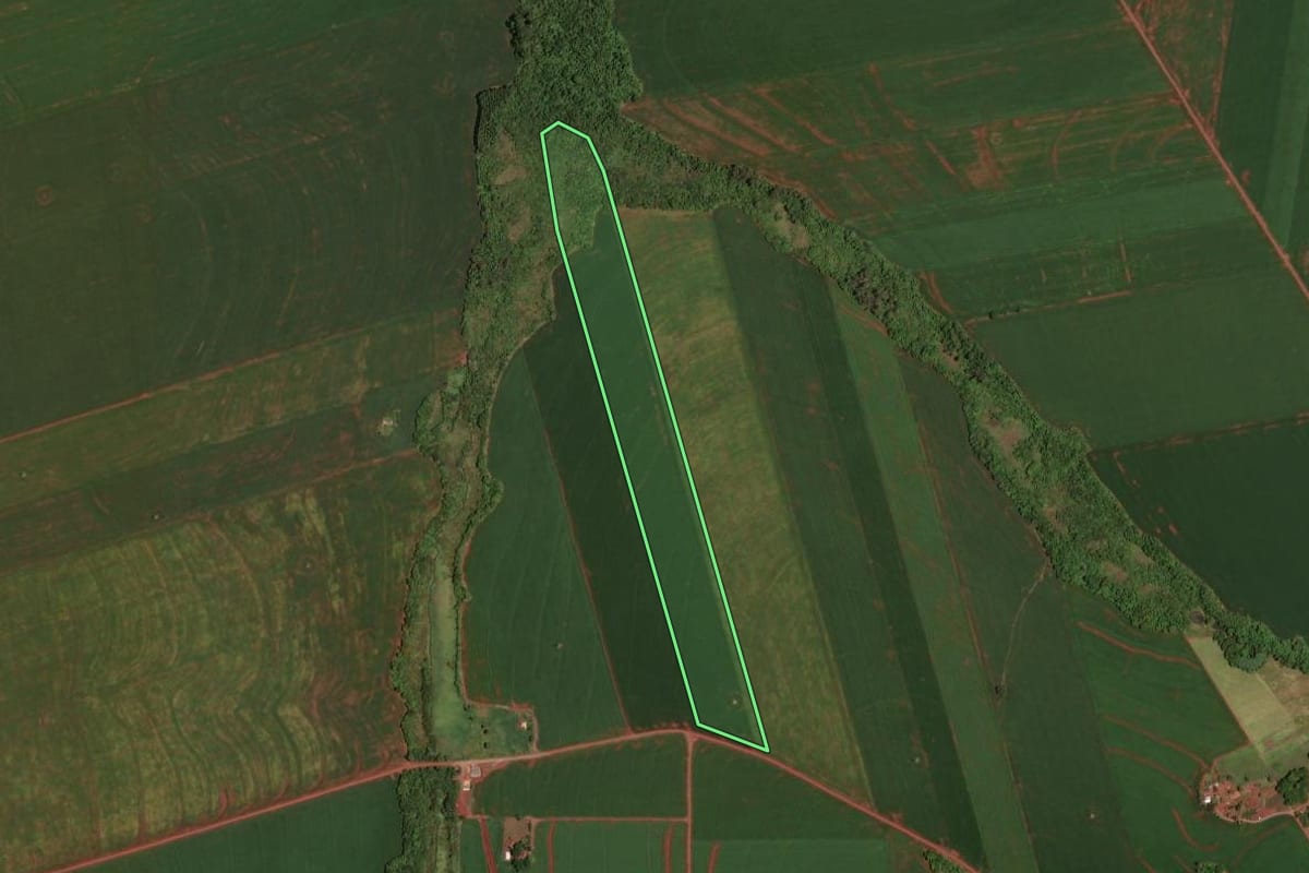 Imagem de satélite do imóvel rural em Assis Chateaubriand (PR), com o contorno declarado no CAR desenhado por cima.