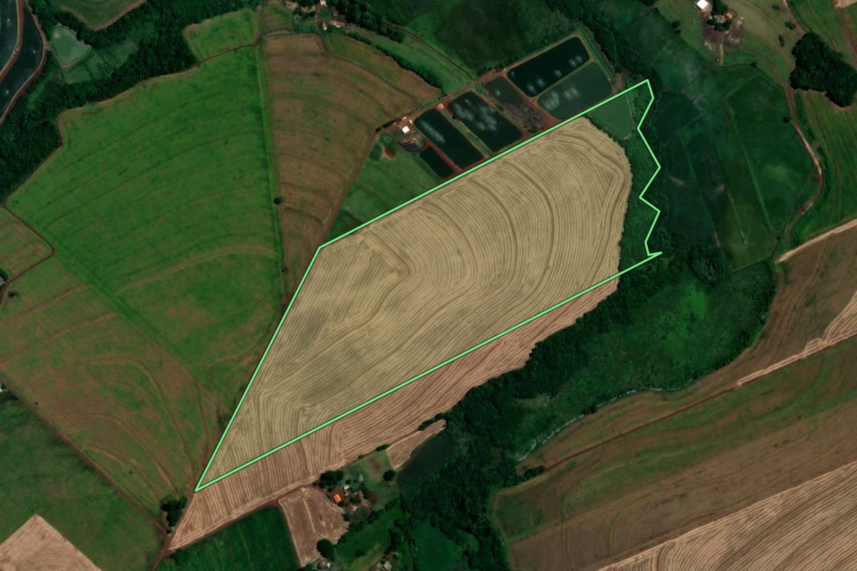 Imagem de satélite do imóvel rural em Assis Chateaubriand (PR), com o contorno declarado no CAR desenhado por cima.