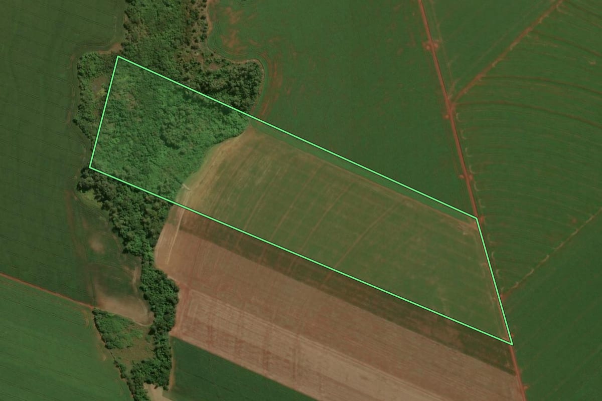 Imagem de satélite do imóvel rural em Assis Chateaubriand (PR), com o contorno declarado no CAR desenhado por cima.