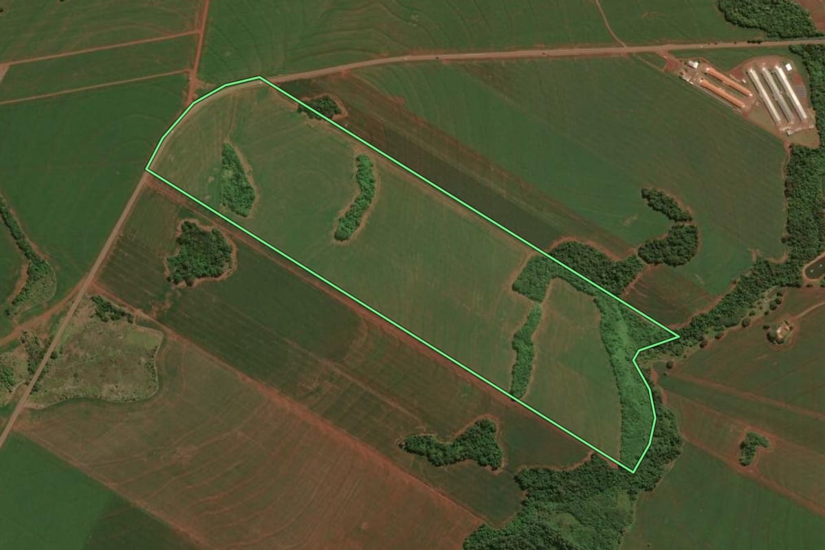 Imagem de satélite do imóvel rural em Assis Chateaubriand (PR), com o contorno declarado no CAR desenhado por cima.