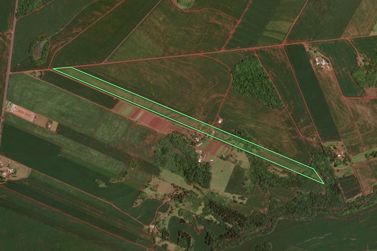 Imagem de satélite do imóvel rural em Assis Chateaubriand (PR), com o contorno declarado no CAR desenhado por cima.