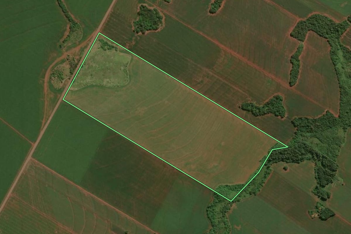 Imagem de satélite do imóvel rural em Assis Chateaubriand (PR), com o contorno declarado no CAR desenhado por cima.