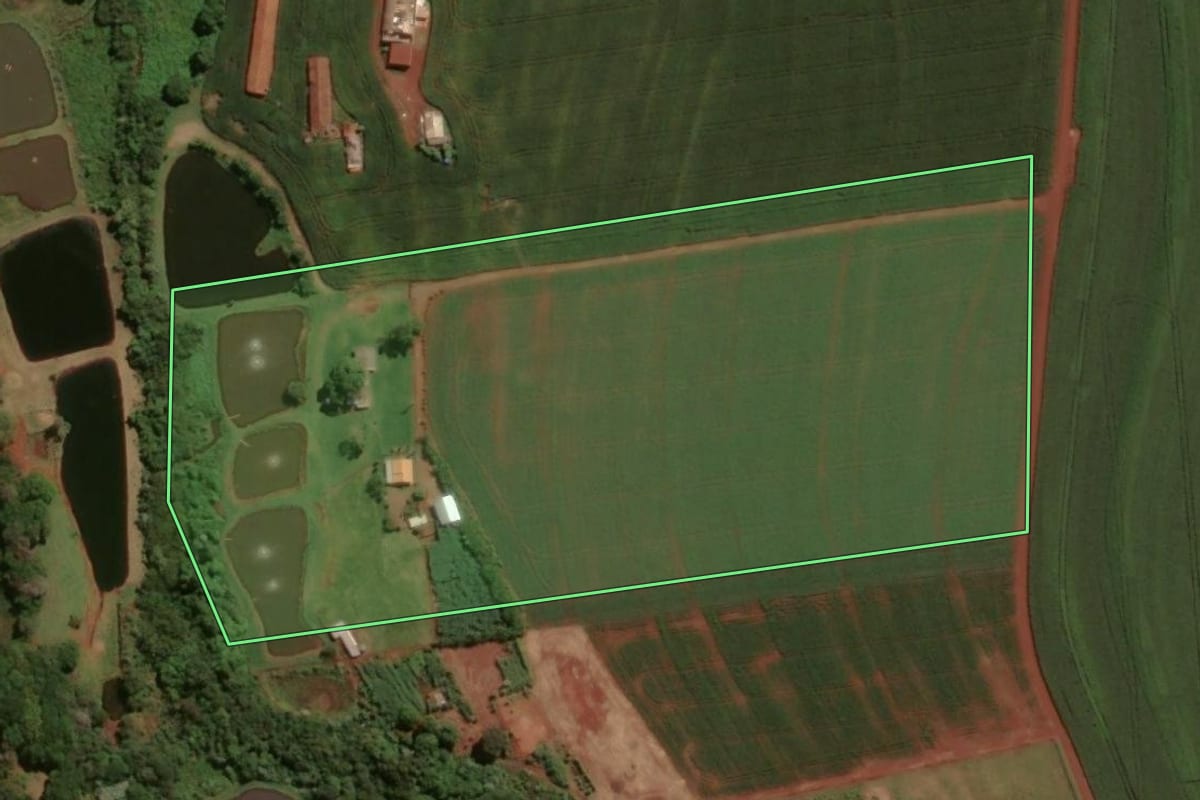 Imagem de satélite do imóvel rural em Assis Chateaubriand (PR), com o contorno declarado no CAR desenhado por cima.
