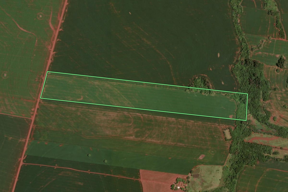 Imagem de satélite do imóvel rural em Assis Chateaubriand (PR), com o contorno declarado no CAR desenhado por cima.