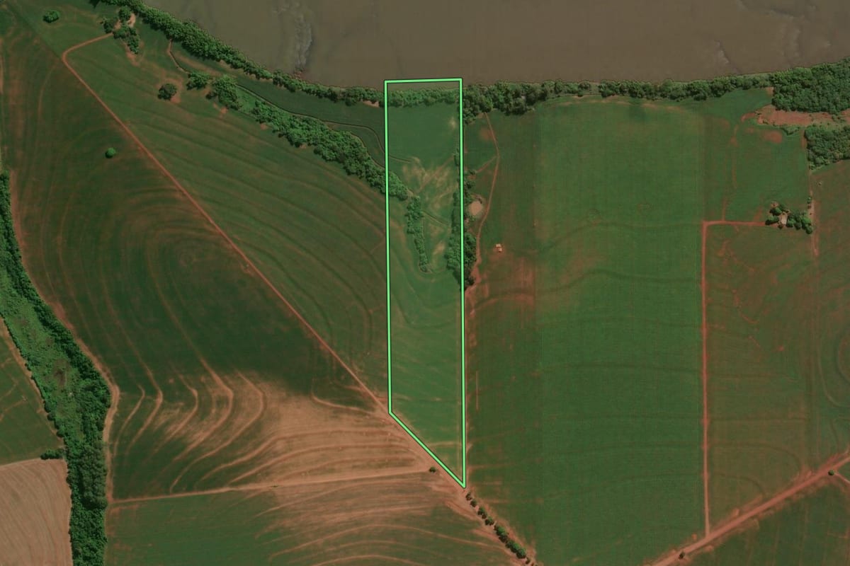 Imagem de satélite do imóvel rural em Assis Chateaubriand (PR), com o contorno declarado no CAR desenhado por cima.