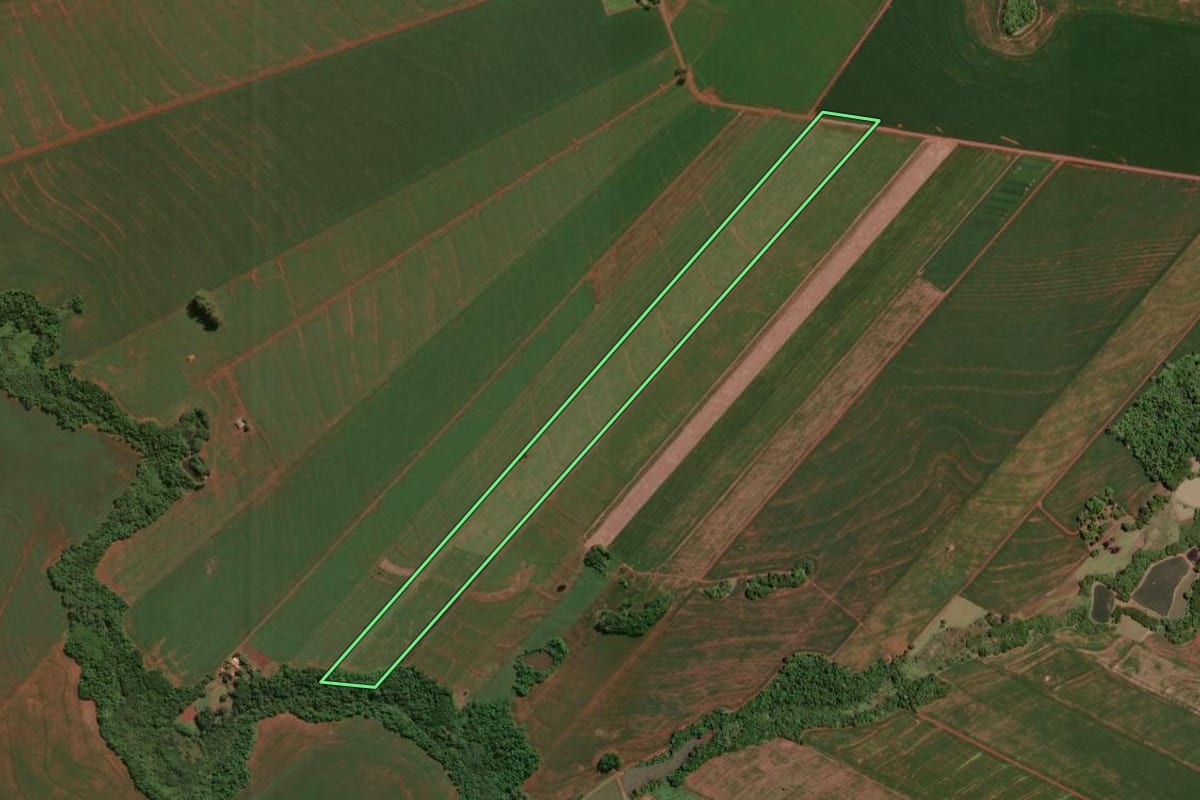 Imagem de satélite do imóvel rural em Assis Chateaubriand (PR), com o contorno declarado no CAR desenhado por cima.