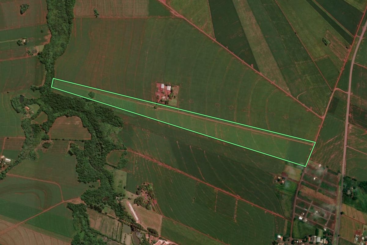 Imagem de satélite do imóvel rural em Assis Chateaubriand (PR), com o contorno declarado no CAR desenhado por cima.