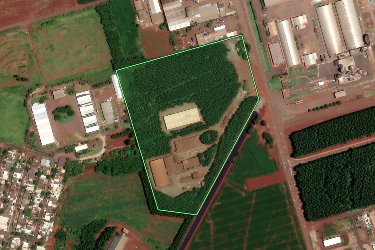 Imagem de satélite do imóvel rural em Assis Chateaubriand (PR), com o contorno declarado no CAR desenhado por cima.