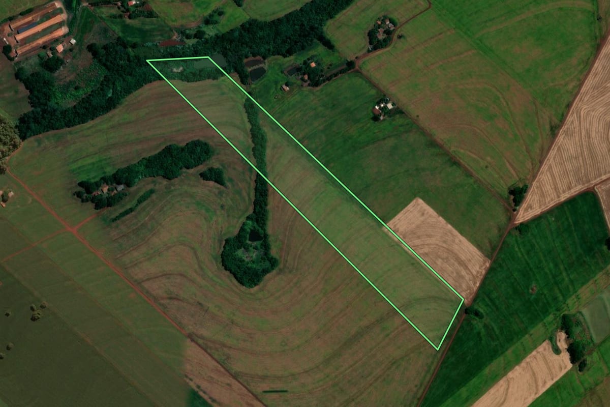 Imagem de satélite do imóvel rural em Assis Chateaubriand (PR), com o contorno declarado no CAR desenhado por cima.
