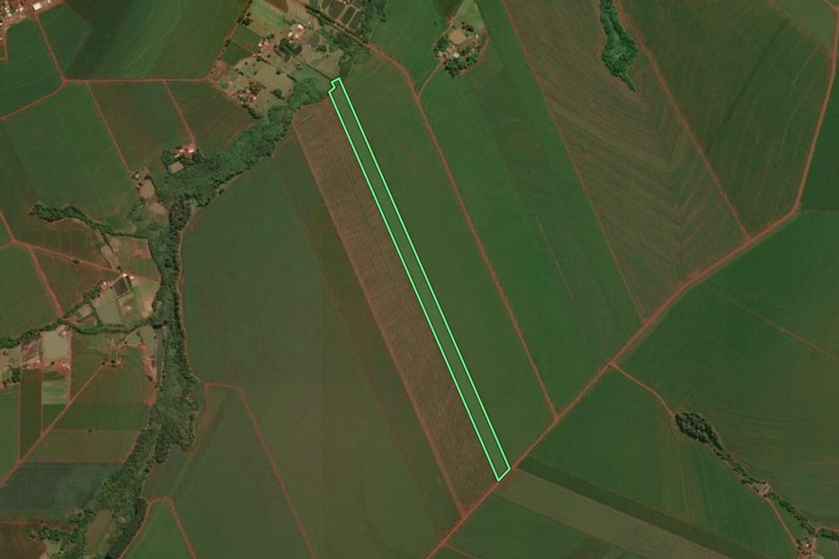 Imagem de satélite do imóvel rural em Assis Chateaubriand (PR), com o contorno declarado no CAR desenhado por cima.