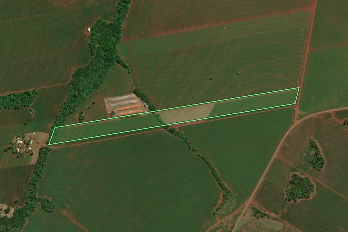 Imagem de satélite do imóvel rural em Assis Chateaubriand (PR), com o contorno declarado no CAR desenhado por cima.