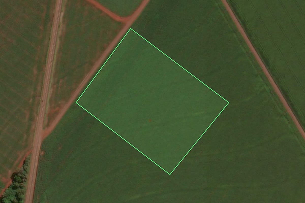 Imagem de satélite do imóvel rural em Assis Chateaubriand (PR), com o contorno declarado no CAR desenhado por cima.