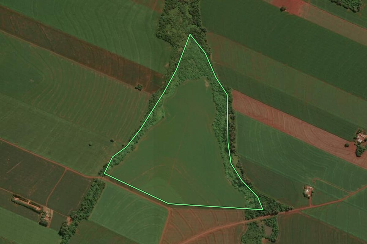 Imagem de satélite do imóvel rural em Assis Chateaubriand (PR), com o contorno declarado no CAR desenhado por cima.