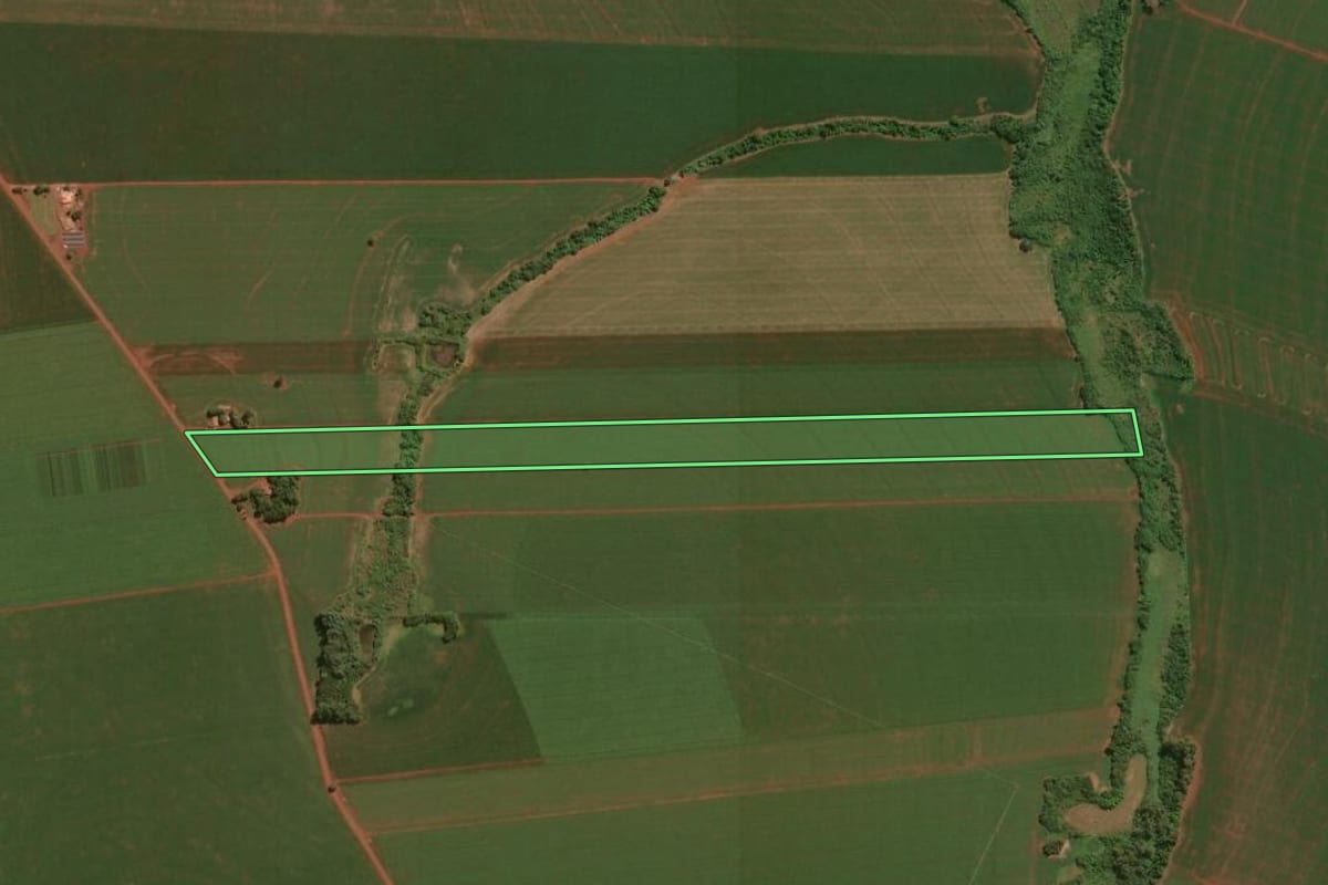 Imagem de satélite do imóvel rural em Assis Chateaubriand (PR), com o contorno declarado no CAR desenhado por cima.