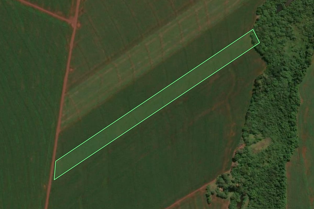 Imagem de satélite do imóvel rural em Assis Chateaubriand (PR), com o contorno declarado no CAR desenhado por cima.