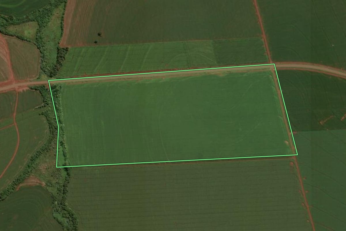 Imagem de satélite do imóvel rural em Assis Chateaubriand (PR), com o contorno declarado no CAR desenhado por cima.