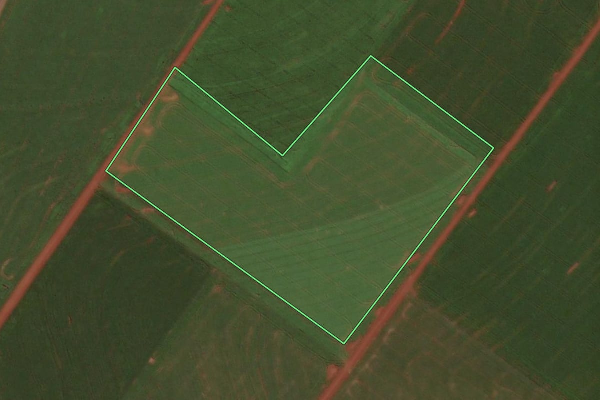 Imagem de satélite do imóvel rural em Assis Chateaubriand (PR), com o contorno declarado no CAR desenhado por cima.