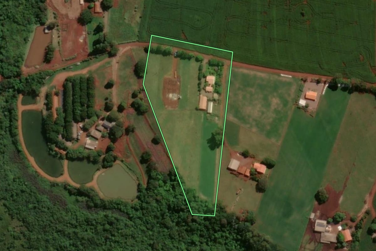 Imagem de satélite do imóvel rural em Assis Chateaubriand (PR), com o contorno declarado no CAR desenhado por cima.