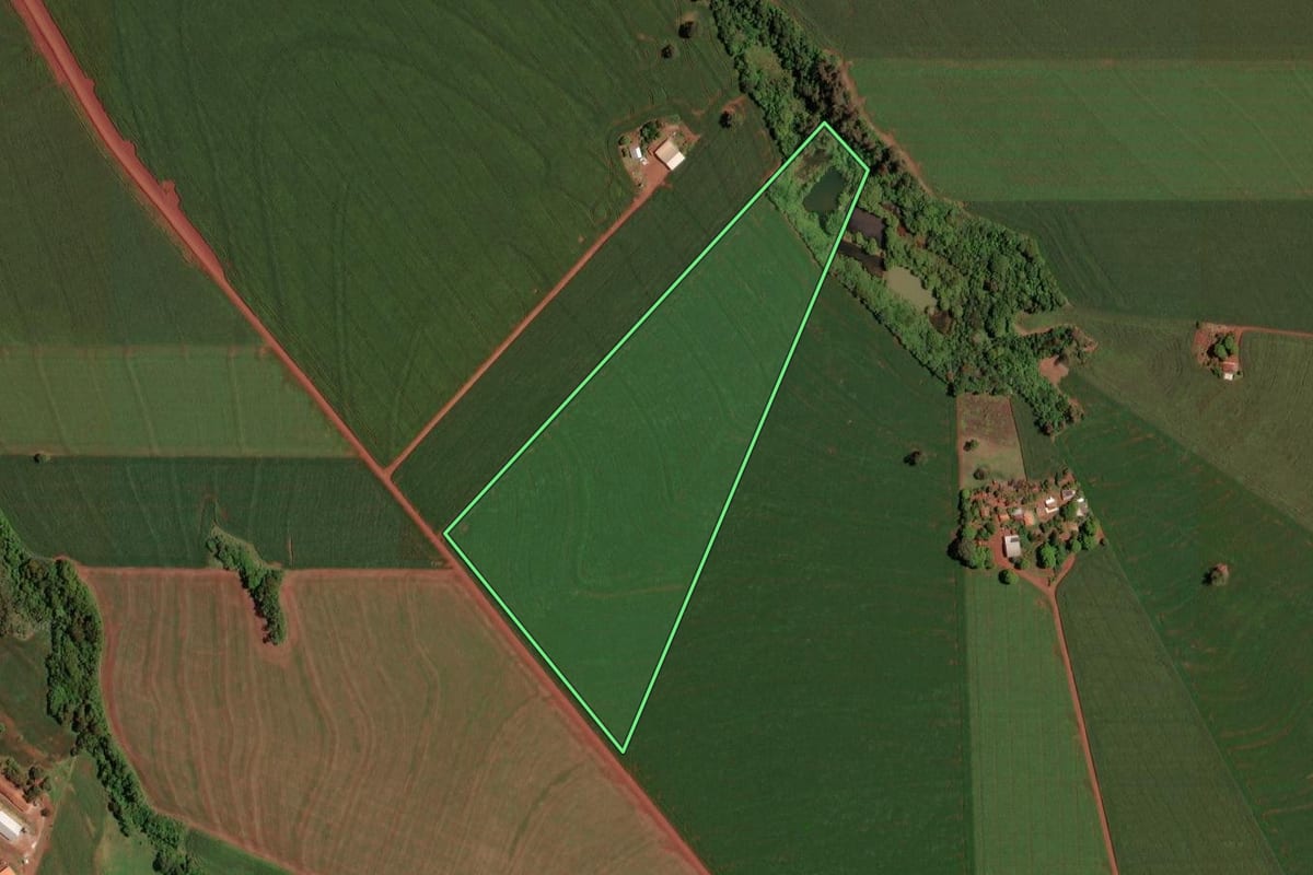 Imagem de satélite do imóvel rural em Assis Chateaubriand (PR), com o contorno declarado no CAR desenhado por cima.