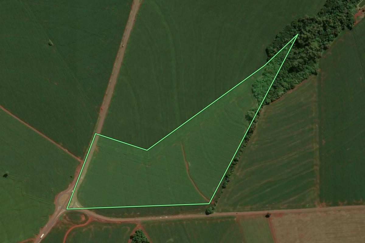 Imagem de satélite do imóvel rural em Assis Chateaubriand (PR), com o contorno declarado no CAR desenhado por cima.
