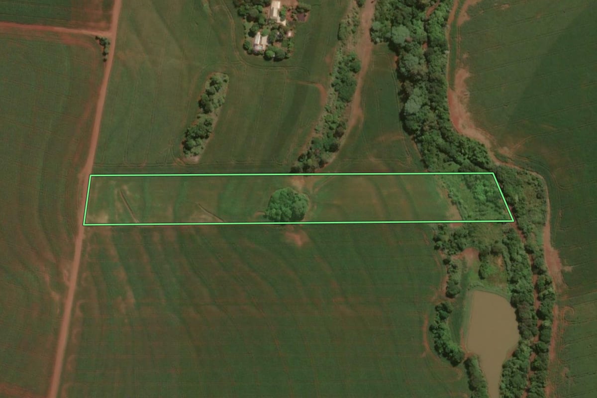 Imagem de satélite do imóvel rural em Assis Chateaubriand (PR), com o contorno declarado no CAR desenhado por cima.
