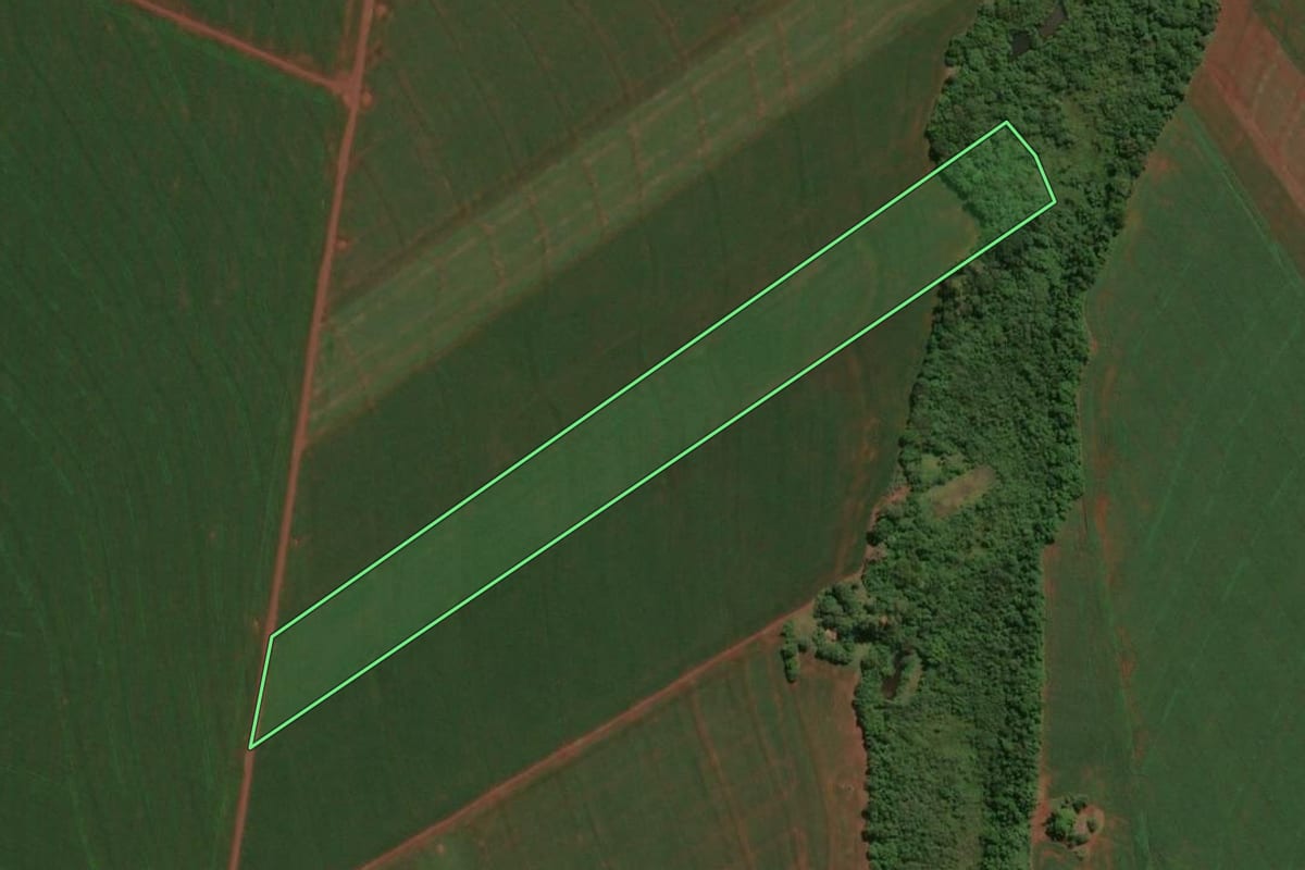 Imagem de satélite do imóvel rural em Assis Chateaubriand (PR), com o contorno declarado no CAR desenhado por cima.