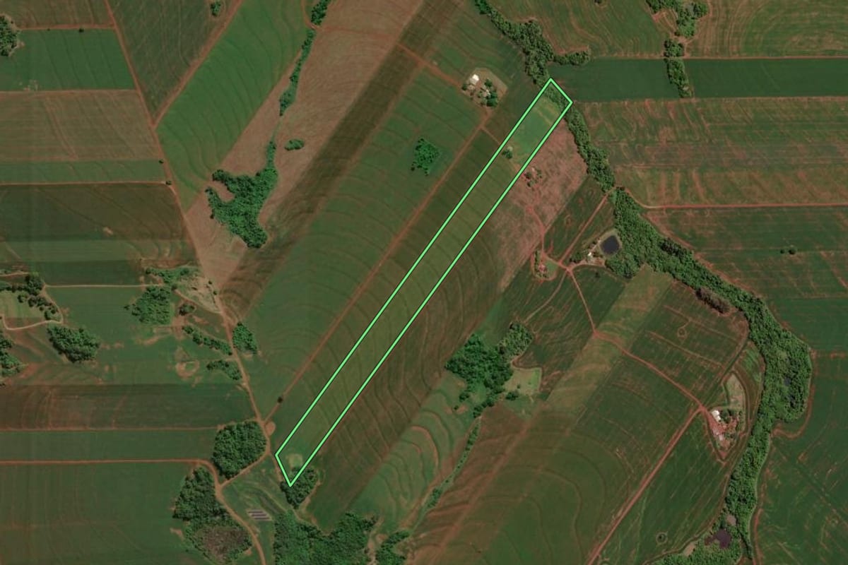 Imagem de satélite do imóvel rural em Assis Chateaubriand (PR), com o contorno declarado no CAR desenhado por cima.