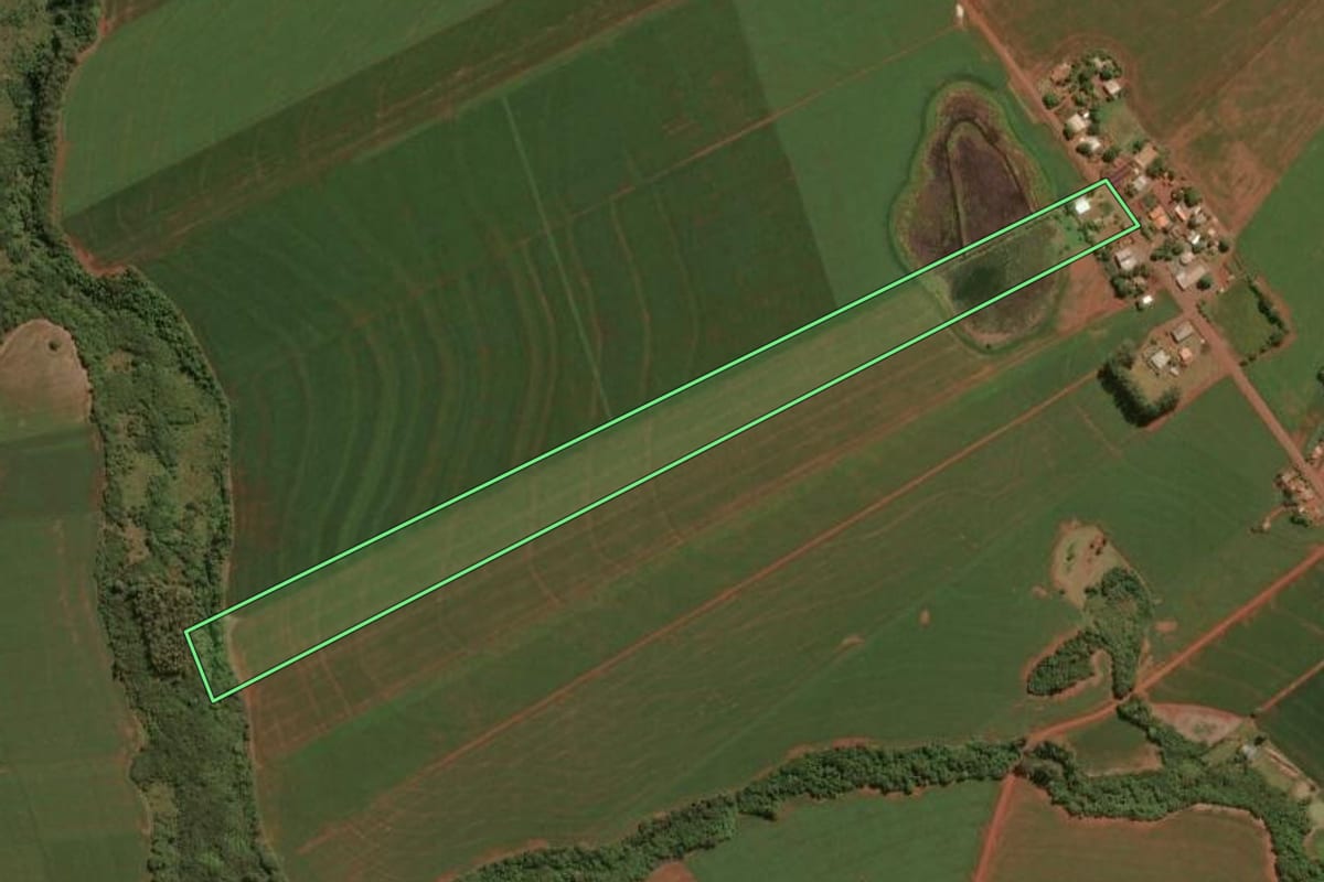 Imagem de satélite do imóvel rural em Assis Chateaubriand (PR), com o contorno declarado no CAR desenhado por cima.