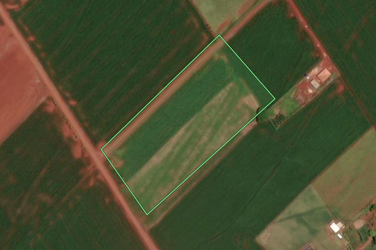 Imagem de satélite do imóvel rural em Assis Chateaubriand (PR), com o contorno declarado no CAR desenhado por cima.