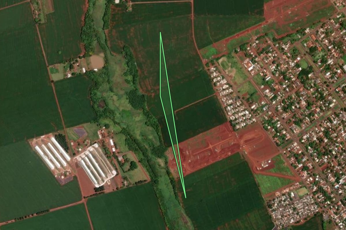 Imagem de satélite do imóvel rural em Assis Chateaubriand (PR), com o contorno declarado no CAR desenhado por cima.