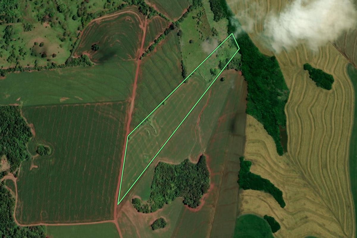 Imagem de satélite do imóvel rural em Assis Chateaubriand (PR), com o contorno declarado no CAR desenhado por cima.