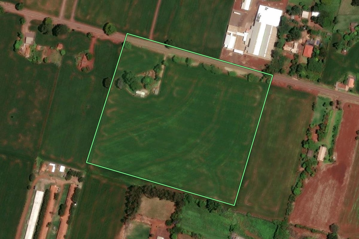 Imagem de satélite do imóvel rural em Assis Chateaubriand (PR), com o contorno declarado no CAR desenhado por cima.