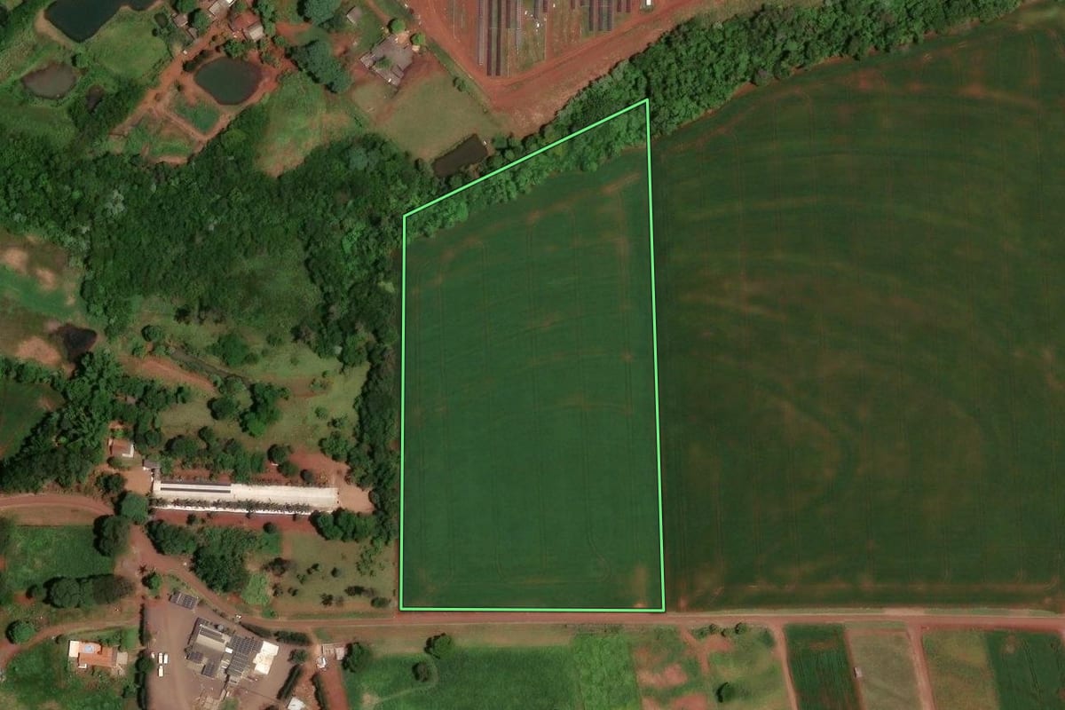 Imagem de satélite do imóvel rural em Assis Chateaubriand (PR), com o contorno declarado no CAR desenhado por cima.