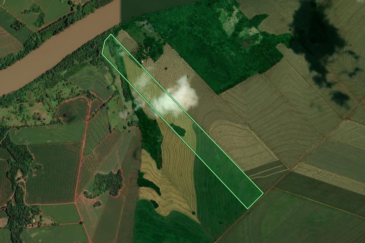 Imagem de satélite do imóvel rural em Assis Chateaubriand (PR), com o contorno declarado no CAR desenhado por cima.