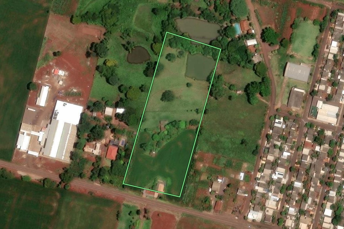 Imagem de satélite do imóvel rural em Assis Chateaubriand (PR), com o contorno declarado no CAR desenhado por cima.