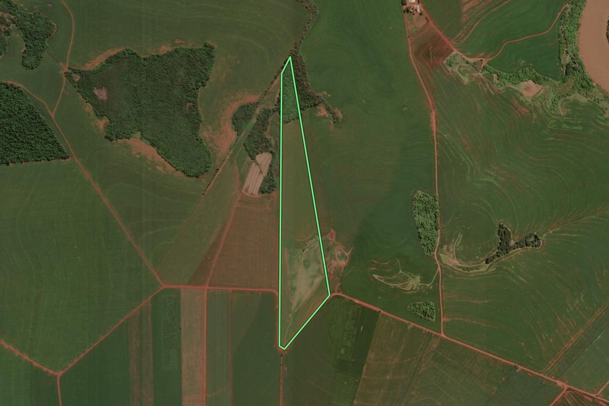 Imagem de satélite do imóvel rural em Assis Chateaubriand (PR), com o contorno declarado no CAR desenhado por cima.