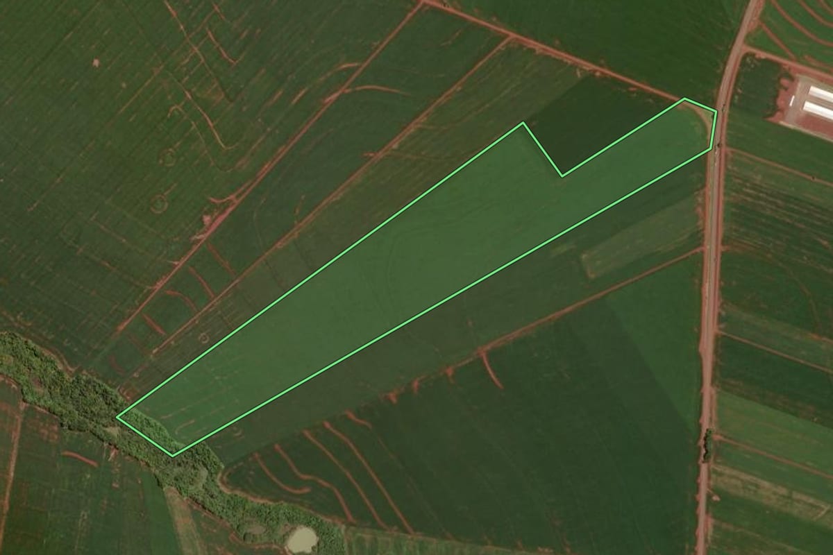 Imagem de satélite do imóvel rural em Assis Chateaubriand (PR), com o contorno declarado no CAR desenhado por cima.
