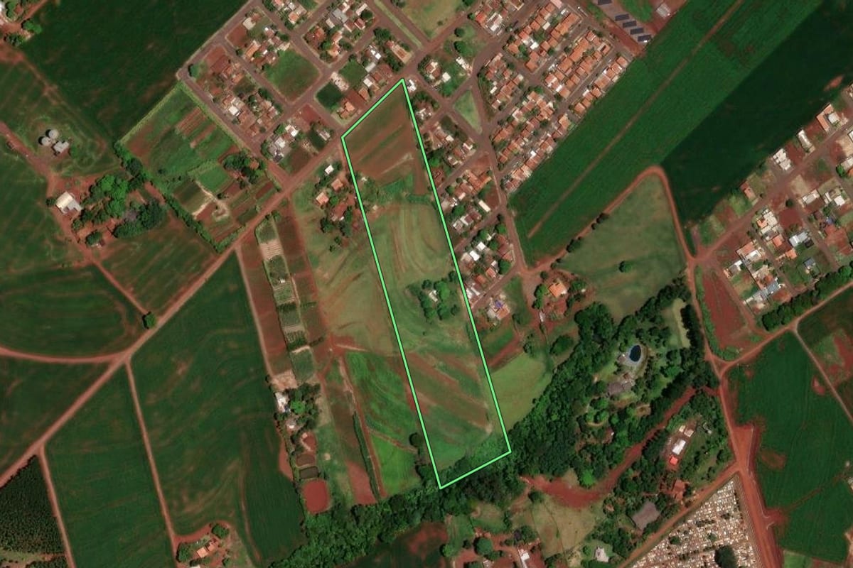Imagem de satélite do imóvel rural em Assis Chateaubriand (PR), com o contorno declarado no CAR desenhado por cima.