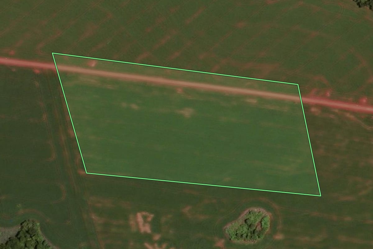 Imagem de satélite do imóvel rural em Assis Chateaubriand (PR), com o contorno declarado no CAR desenhado por cima.