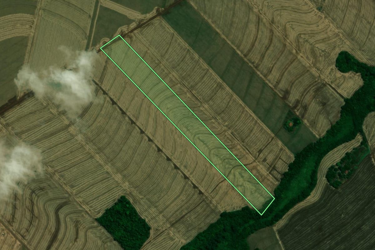 Imagem de satélite do imóvel rural em Assis Chateaubriand (PR), com o contorno declarado no CAR desenhado por cima.