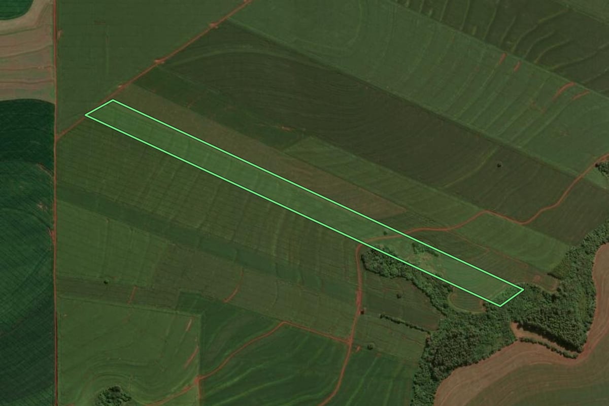 Imagem de satélite do imóvel rural em Assis Chateaubriand (PR), com o contorno declarado no CAR desenhado por cima.