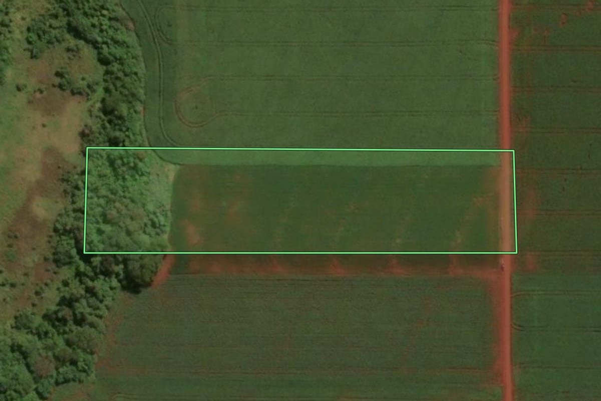 Imagem de satélite do imóvel rural em Assis Chateaubriand (PR), com o contorno declarado no CAR desenhado por cima.