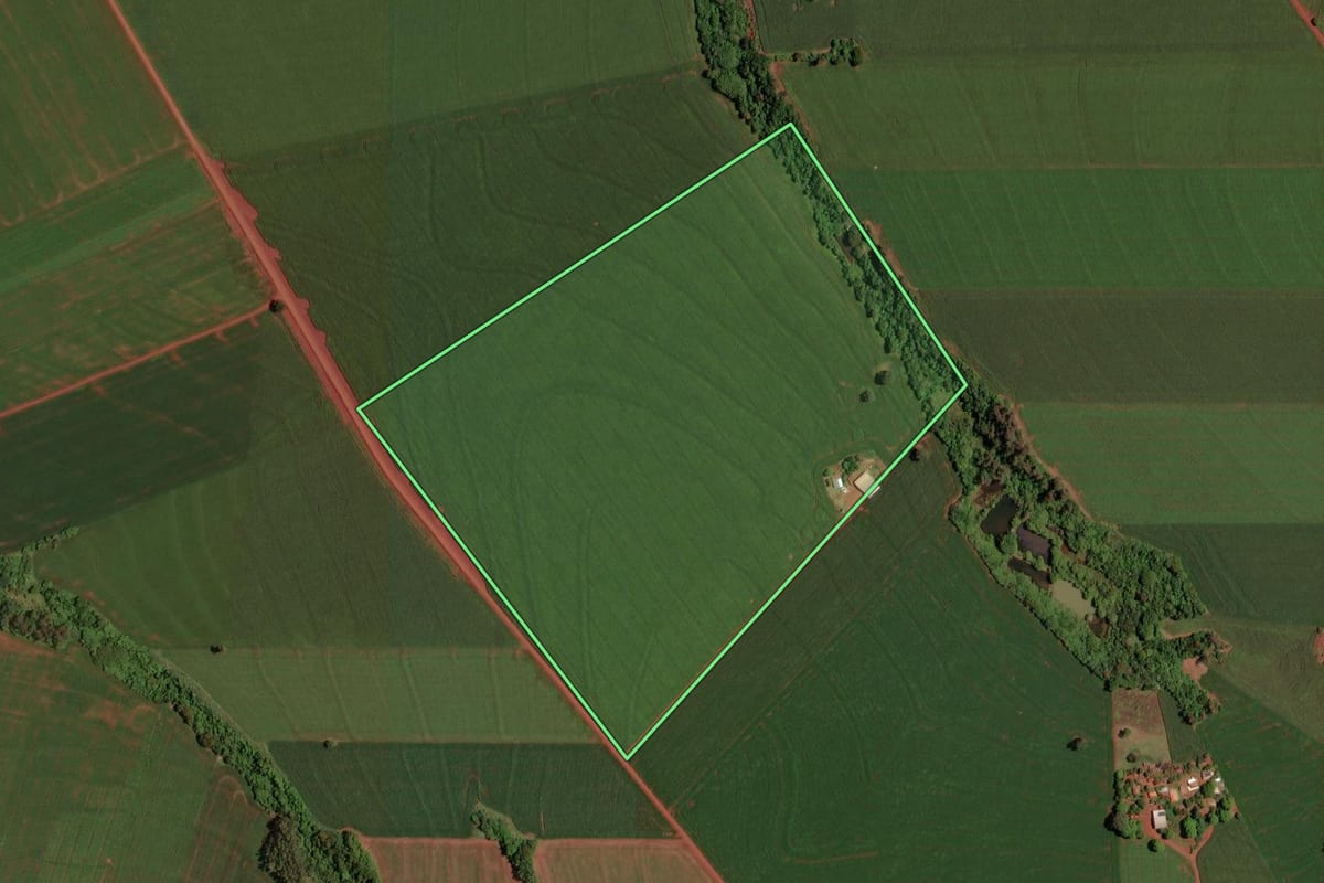 Imagem de satélite do imóvel rural em Assis Chateaubriand (PR), com o contorno declarado no CAR desenhado por cima.