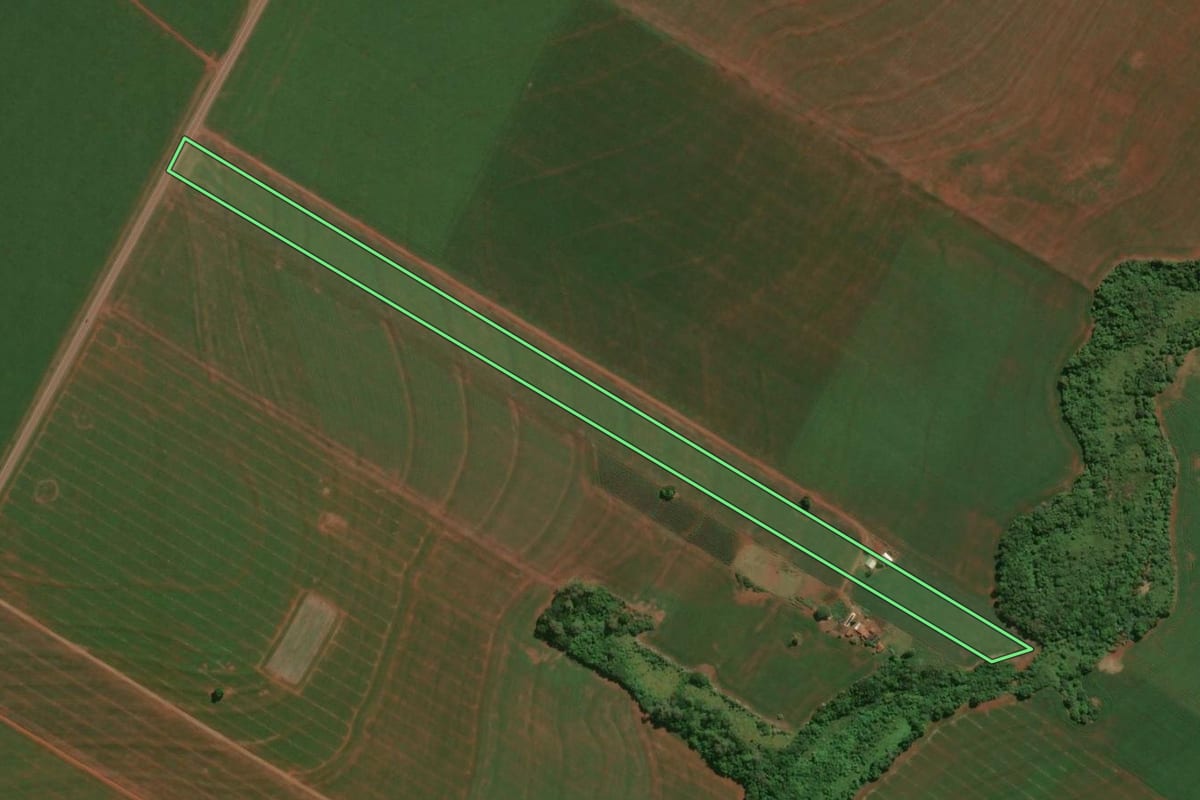 Imagem de satélite do imóvel rural em Assis Chateaubriand (PR), com o contorno declarado no CAR desenhado por cima.