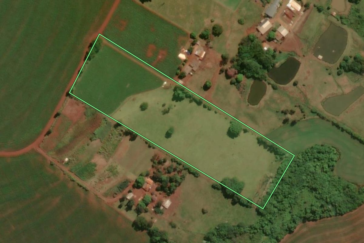 Imagem de satélite do imóvel rural em Assis Chateaubriand (PR), com o contorno declarado no CAR desenhado por cima.