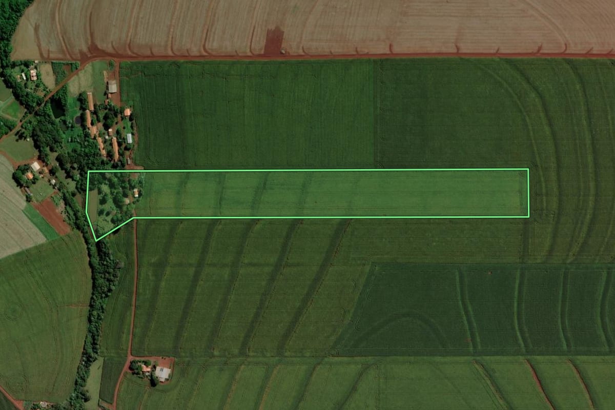 Imagem de satélite do imóvel rural em Assis Chateaubriand (PR), com o contorno declarado no CAR desenhado por cima.